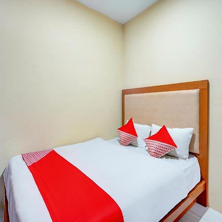 Oyo 3710 Izzi Hotel Lamongan Luaran gambar