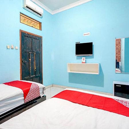 Oyo 3710 Izzi Hotel Lamongan Luaran gambar