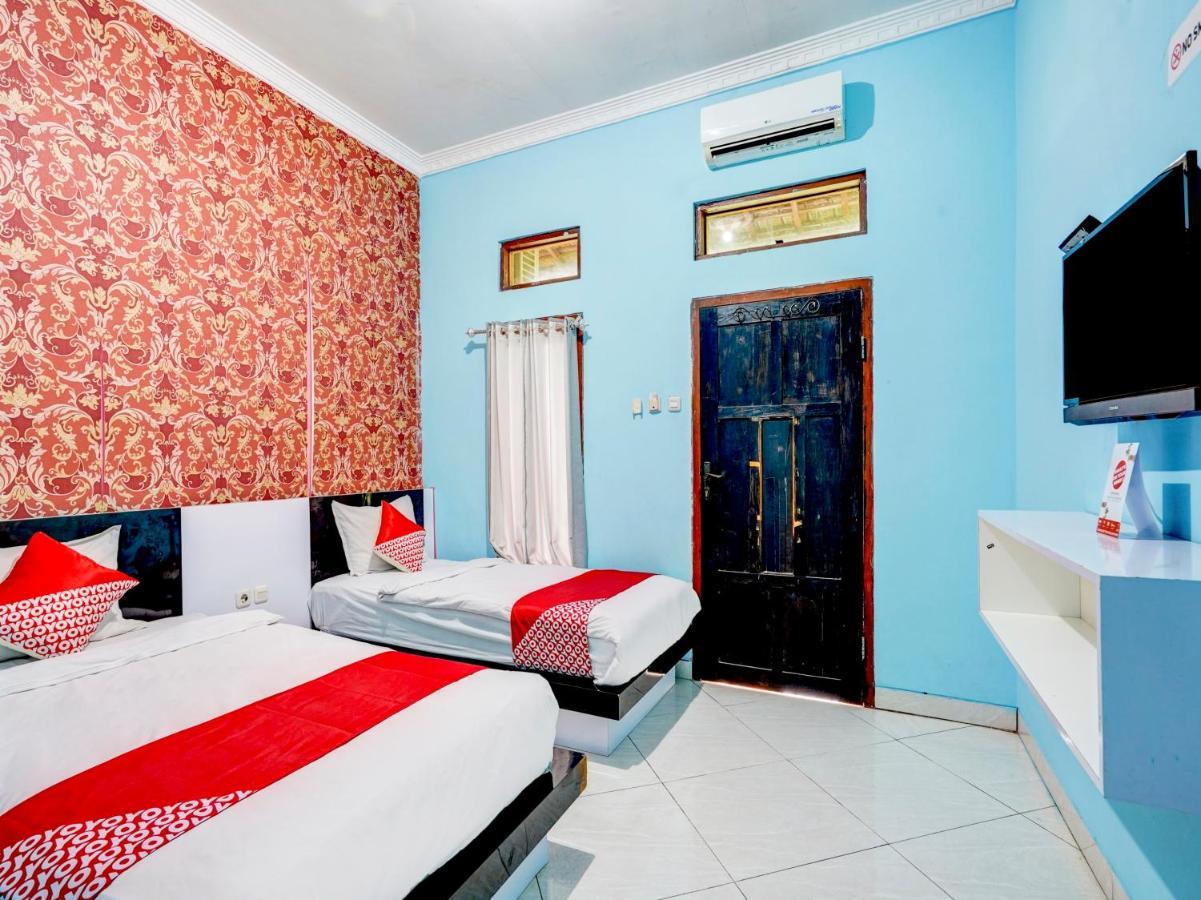 Oyo 3710 Izzi Hotel Lamongan Luaran gambar