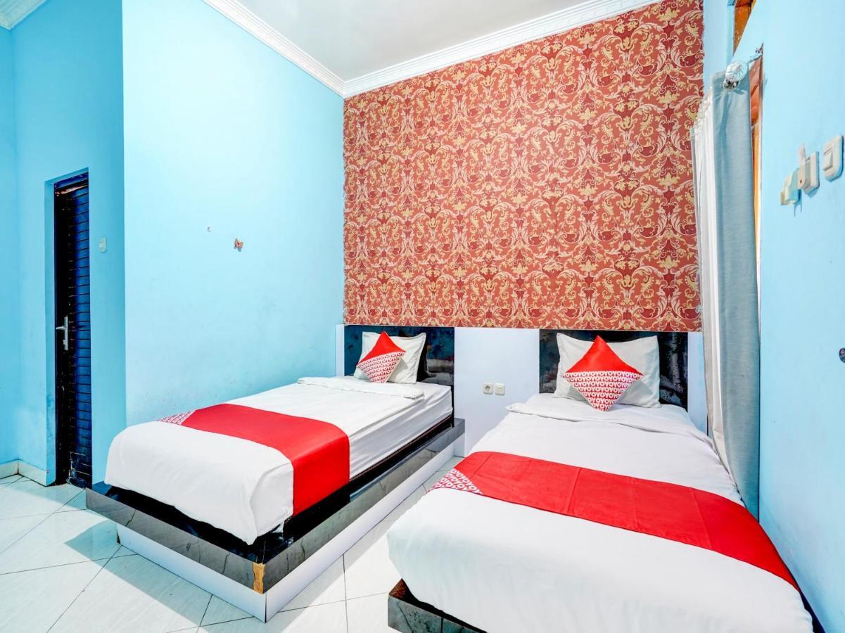 Oyo 3710 Izzi Hotel Lamongan Luaran gambar