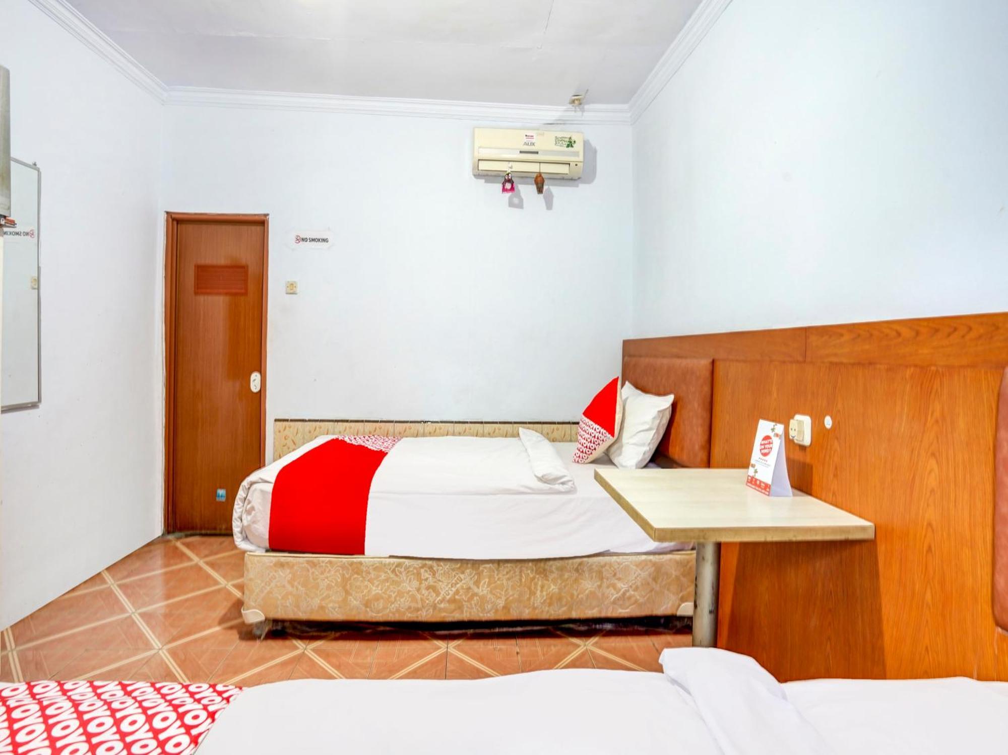 Oyo 3710 Izzi Hotel Lamongan Luaran gambar