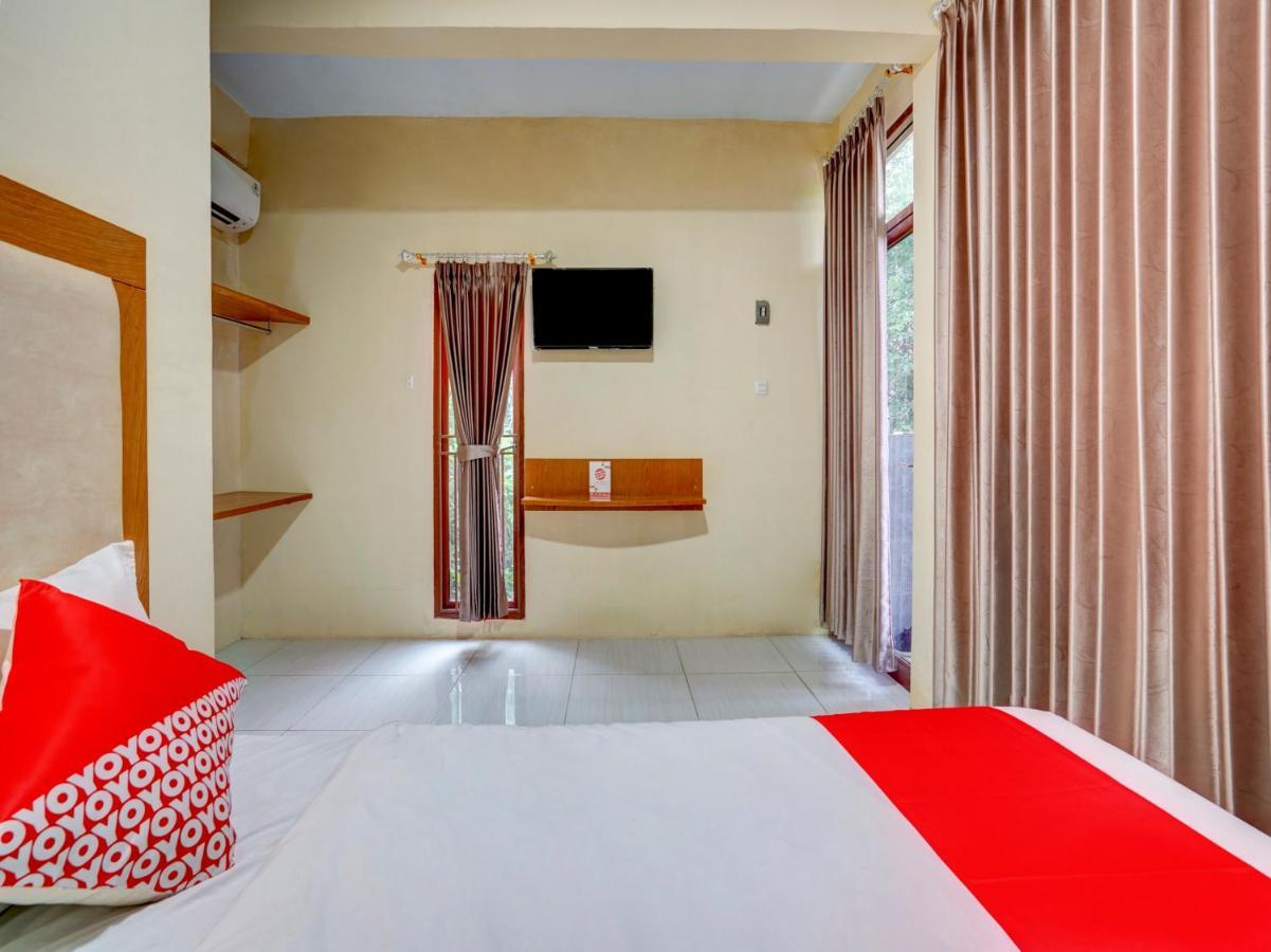 Oyo 3710 Izzi Hotel Lamongan Luaran gambar