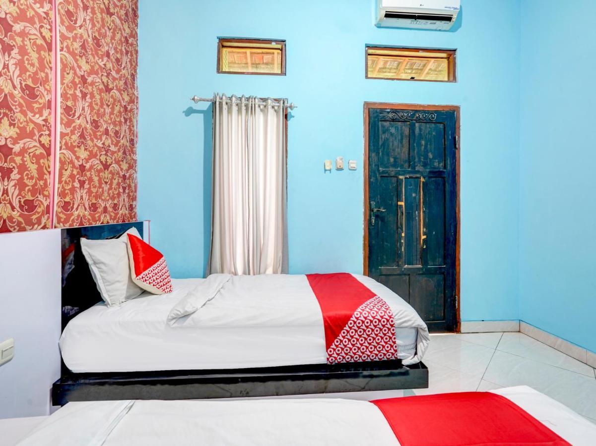 Oyo 3710 Izzi Hotel Lamongan Luaran gambar