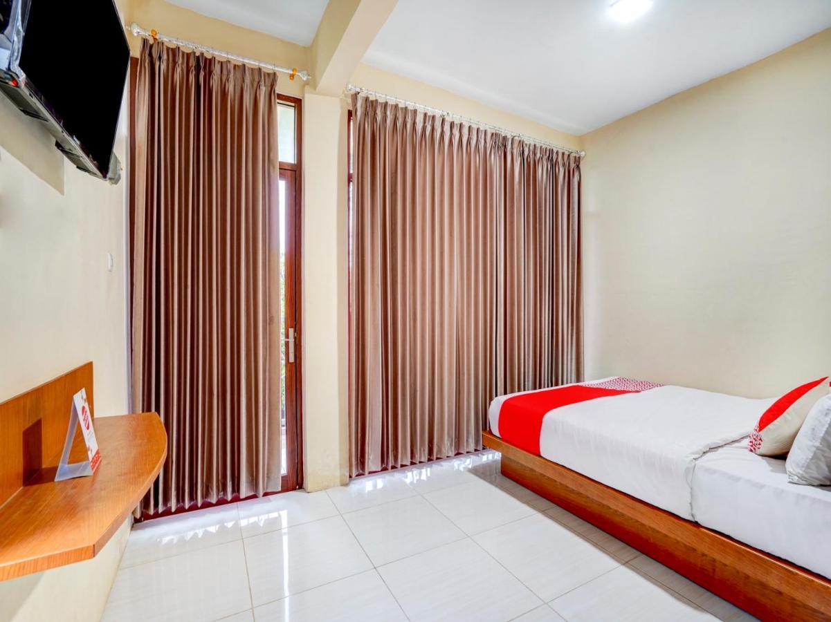 Oyo 3710 Izzi Hotel Lamongan Luaran gambar