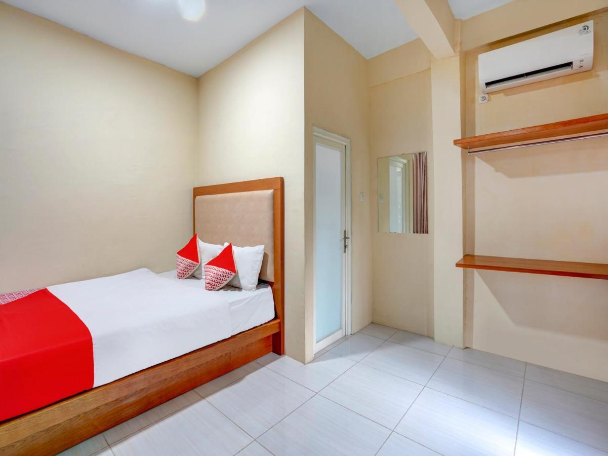 Oyo 3710 Izzi Hotel Lamongan Luaran gambar